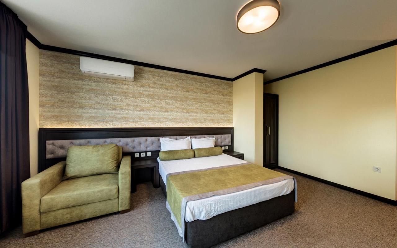 Family Hotel Bunara Брестник Экстерьер фото