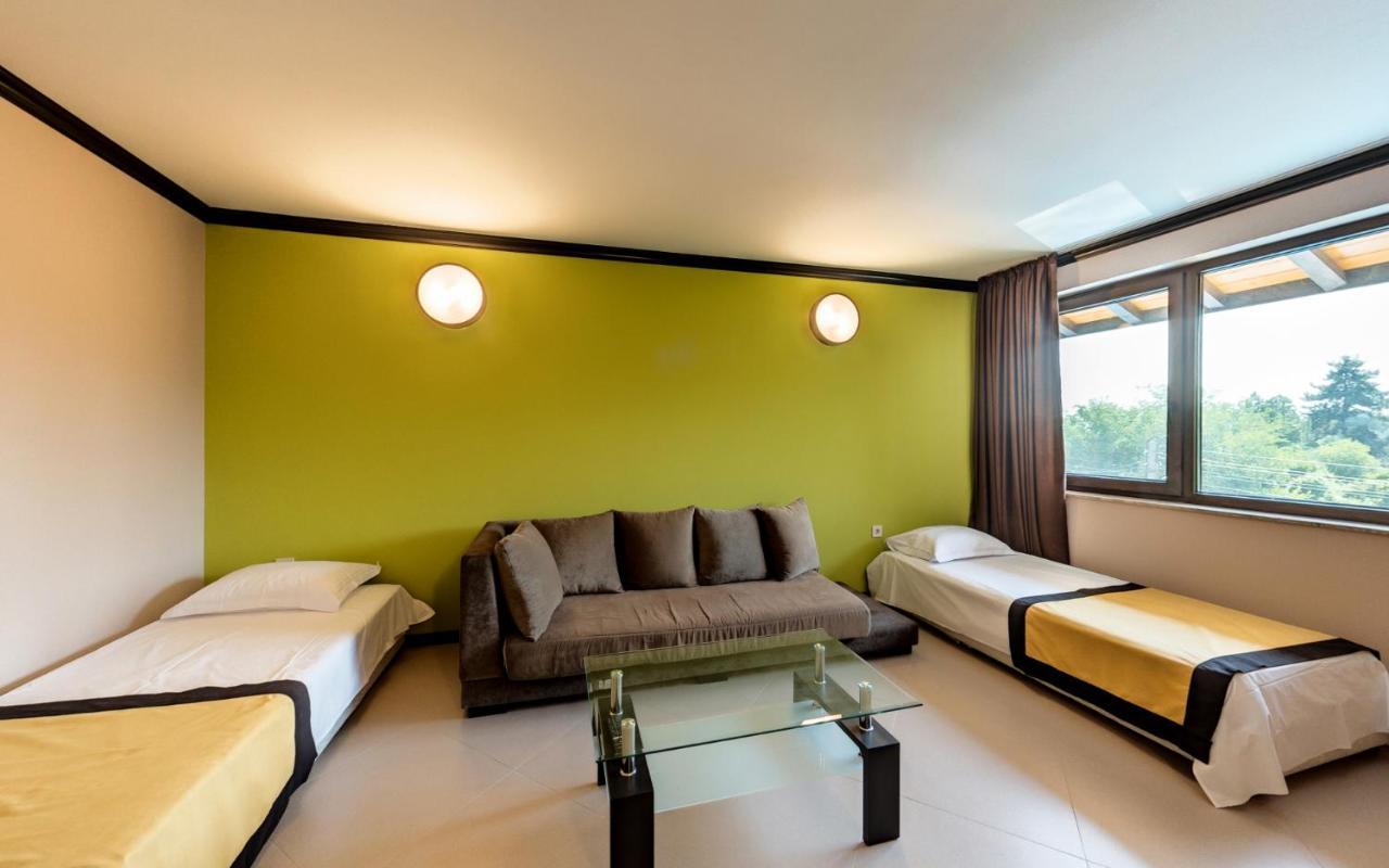 Family Hotel Bunara Брестник Экстерьер фото
