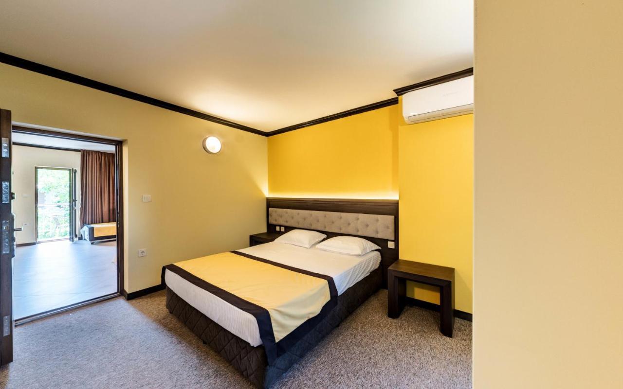 Family Hotel Bunara Брестник Экстерьер фото
