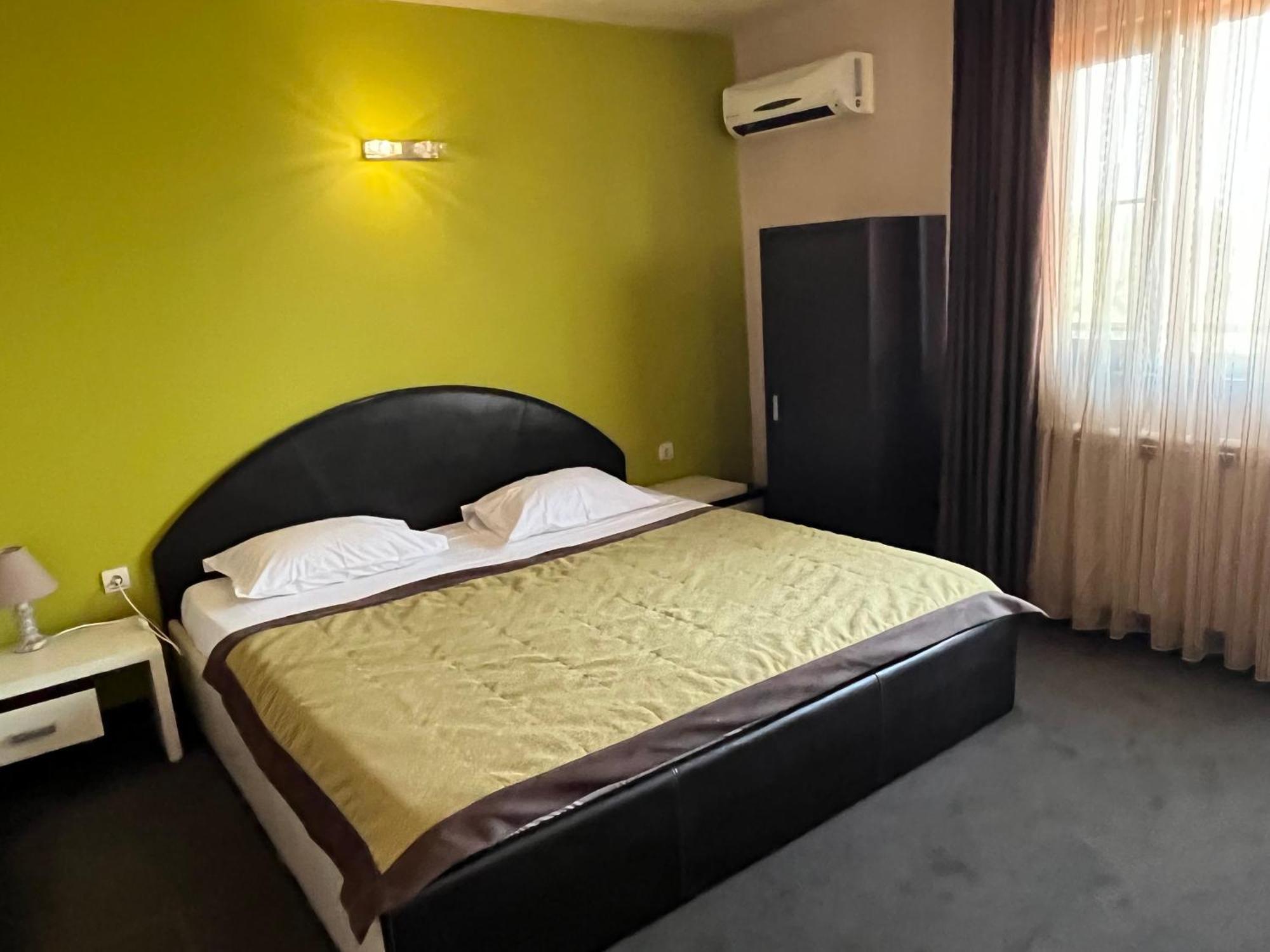 Family Hotel Bunara Брестник Экстерьер фото