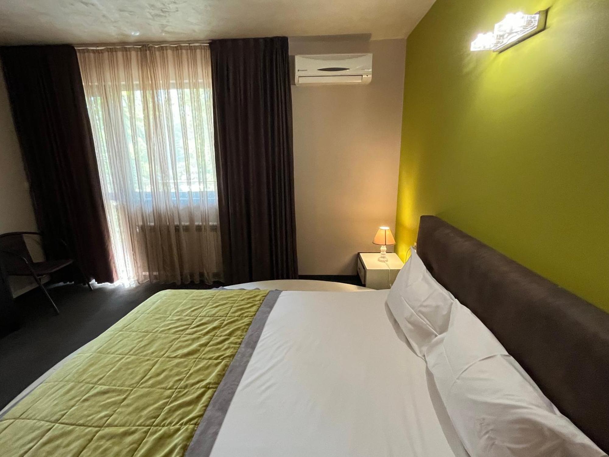Family Hotel Bunara Брестник Экстерьер фото