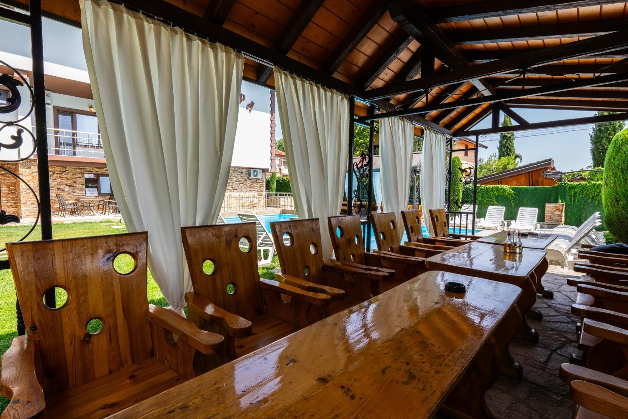 Family Hotel Bunara Брестник Экстерьер фото